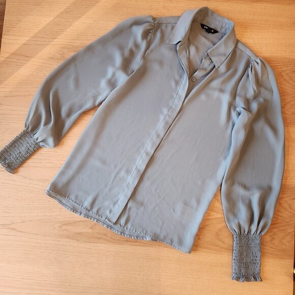 EXPRESS POWDER BLUE BUTTON UP BLOUSE WITH SMOCKED SLEEVE CUFFS - XS - Picture 5 of 6